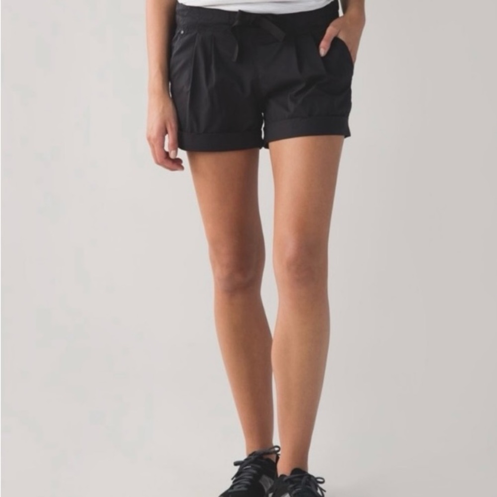Lululemon spring breakaway shorts black tie front shorts size 10